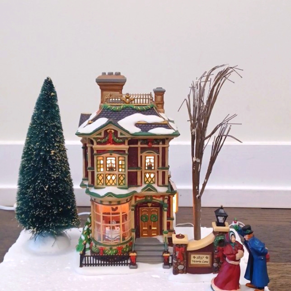 Dept 56 Victorian Family Christmas House Dickens Village Series 2004 #56.56717